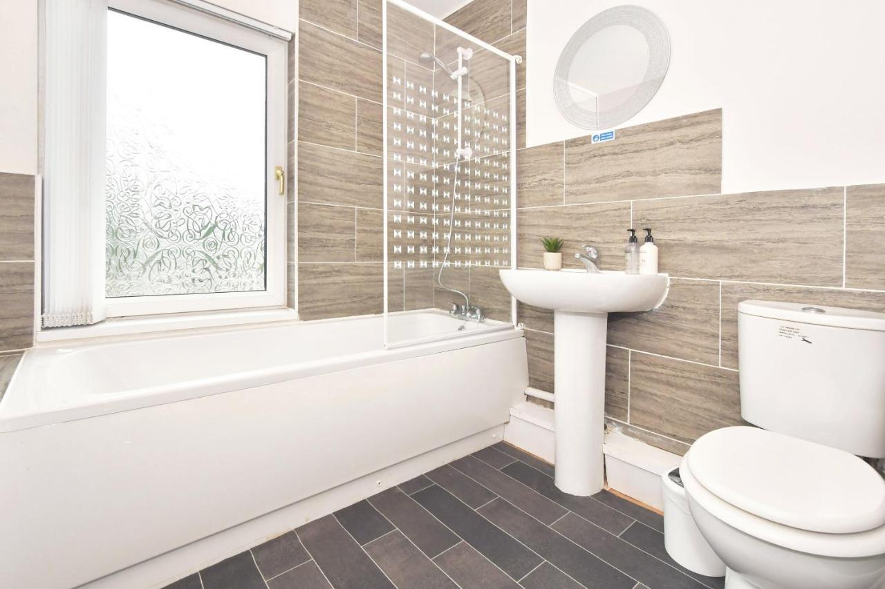 Wistaston House By Yourstays 5 Double Bedrooms And 2 Bathrooms, Great For Groups! Book Now! Крю Екстериор снимка